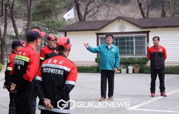 사진=삼척시 박상수시장 ,산불감시원 및 산불전문예방진화대원들을 찾아 격려/시제공