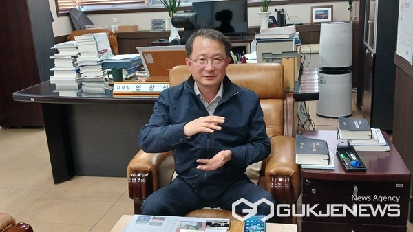 연창석 고용노동부 진주지청장이 8일 '국제뉴스'와 인터뷰를 진행하고 있다 사진/구정욱 기자