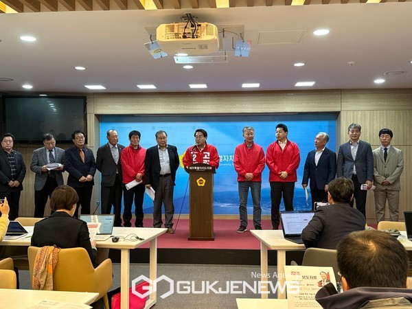 8일 오후 2시 제주도의회 도민카페서 고광철 후보는 기자회견을 열고 "문대림 후보를 이해관계 충돌, 청탁금지법(부정청탁 및 금품 등 수수의 금지에 관한 법률), 위력에 의한 업무방해, 부패방지권익위법, JDC 임직원 행동강력 위반 등으로 고발했다"고 밝혔다.[사진=문서현 기자]