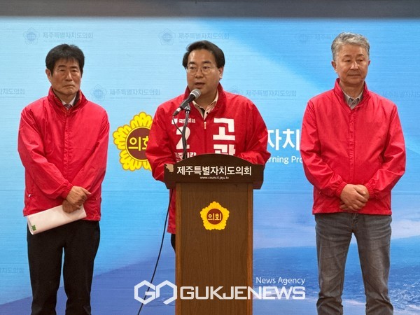 8일 오후 2시 제주도의회 도민카페서 고광철 후보는 기자회견을 열고 "문대림 후보를 이해관계 충돌, 청탁금지법(부정청탁 및 금품 등 수수의 금지에 관한 법률), 위력에 의한 업무방해, 부패방지권익위법, JDC 임직원 행동강력 위반 등으로 고발했다"고 밝혔다.[사진=문서현 기자]