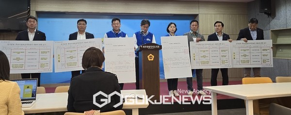 더불어민주당 제주도당 선거대책위원회는 8일 오후 제주도의회 도민카페에서 기자회견을 갖고 서귀포시 선거구 고기철 후보의 선거공보물에서 경력·학력·재산 거짓 내용이 발견됐다며 후보 사퇴를 요구했다.[사진=문서현 기자]