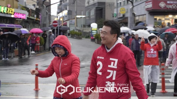 국민의힘 서귀포 고기철 후보는 8일 오후 6시 서귀포시 동문 로터리에서 약 1000 여명의 지지자가 모인 가운데 “살고 싶은, 돌아오고 싶은, 떠나고 싶지 않은 서귀포를 만들고 싶다”며 “목숨만큼 사랑하는 고향 서귀포 위해 일할 수 있는 기회를 꼭 달라”고 유권자들에게 강력하게 호소했다.[사진=고기철 후보 선거사무소]