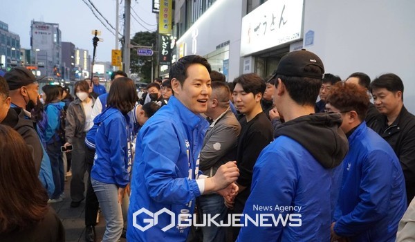 제22대 총선을 이틀 앞둔 가운데 더불어민주당 김한규 제주시을 국회의원 후보가 제주시청 앞에서 마지막 총력유세를 진행하며 막판 표심을 결집했다.[사진=김한규 후보 선거사무소]