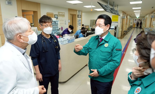 전라남도가 의료계 집단행동 장기화로 상급종합병원 응급실 기능 축소에 따른 중증 환자 증가를 예상, 권역응급의료센터 단계별 지원에 나선다. 김영록 전남도지사가 지난 2월 29일 순천 성가롤로병원 권역응급의료센터 및 심뇌혈관센터를 방문해 의료진을 격려하고 애로사항을 청취하는 모습.@전남도청