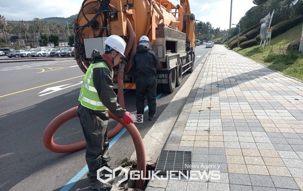 서귀포시는 제58회 도민체육대회 기간 중 안정적인 급수 공급 및 원활한 오수처리 여건을 유지하기 위해 주요 경기장 상·하수 시설물에 대한 일제 점검 및 정비에 나서고 있다.[사진=서귀포시청]