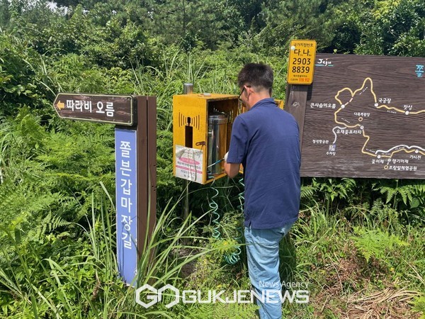 서귀포시 동부보건소는 고사리 채취 등 야외활동이 많아짐에 따라 진드기 매개 감염병 예방을 위해 기피제를 사용할 것을 당부했다.[사진=서귀포시 동부보건소]