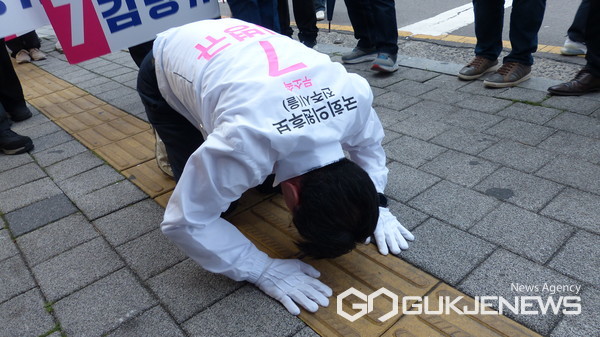선거운동 기간 중 삼보일배를 하고 있는 김병규 후보 사진/구정욱 기자
