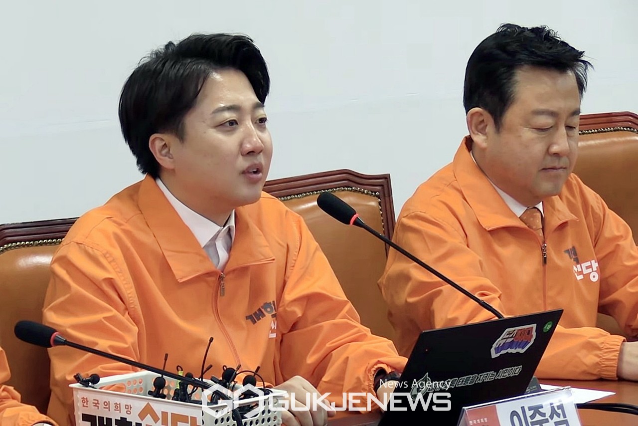 ▲이준석 개혁신당 대표는 18일 오전 국회에서 열린 최고위원회의 모두발언을 통해 이종섭 호주대사의 문제는 윤석열 정권이 채상병의 억울한 죽음을 은폐하려고 한 일에서 비롯된 것이라고 말하고 있다./사진-국제뉴스DB