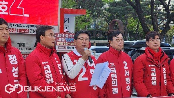 ​제22대 국회의원 선거를 하루 앞둔 9일 오전 9시 30분, 부산시청 앞 시민광장에서 국민의힘 부산 국회의원 후보자 일동이 지지를 호소하며, 투혼유세에 돌입했다/제공=국힘 부산시장​