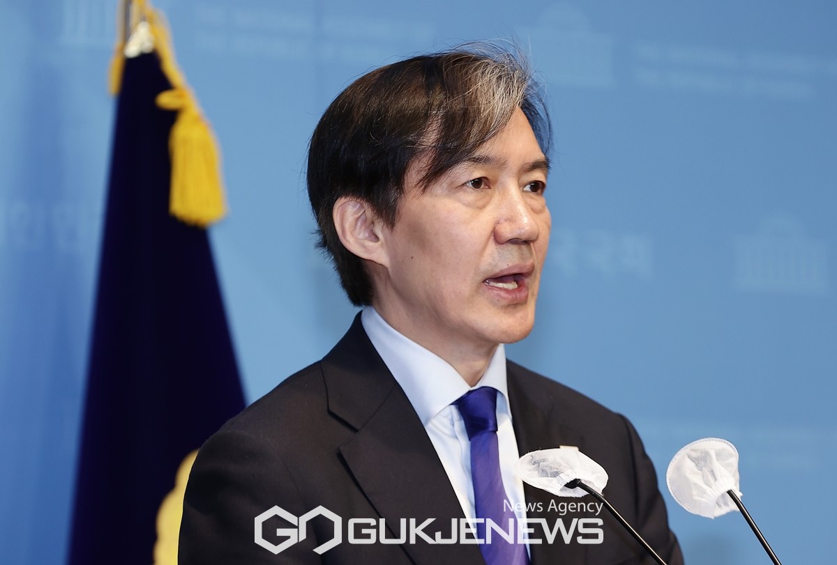 조국혁신당 조국 대표는 4일 오전 국회 소통관에서 기자회견을 열고 국민이 더 행복한 사회권 선진국을 만들겠다고 밝히고 있다./사진=국제뉴스DB