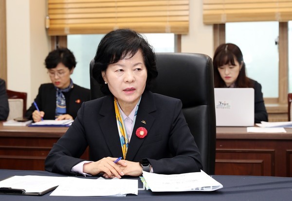 김애숙 제주도 정무부지사가 11일 오전 제주도청 본관 2층 백록홀에서 소관 분야 첫 현안업무 점검회의를 주재하며 1회 추가경정예산 요구사업 적극 대응과 올해 첫 도정질문 준비에 철저를 기할 것을 주문했다.[사진=제주도]