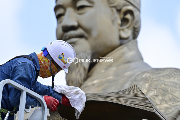 세종대왕님 이순신 장군님! 목욕할 시간입니다!