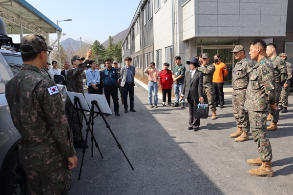 36사단 태백산 부대 장병과 유관기관 관계자들이 드론 및 對드론 장비를 관람하고 있다.<사진제공=육군 제36보병사단>
