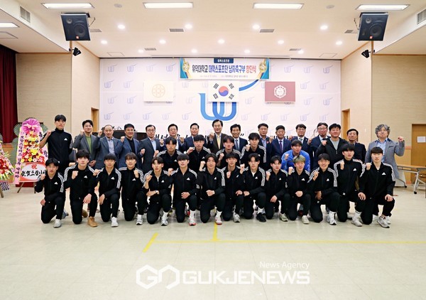 위덕대축구부 선수단이 12일 본교 내 갈마간 쉐어스페이스홀에서 열린 축구부 창단식에서 김봉갑 총장, 변석화 한국대학축구연맹 회장, 손호영 경북축구협회장 등 내빈들과 기념 촬영에 임하고 있다(사진=김병용 기자)