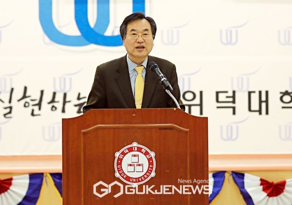 김봉갑 위덕대 총장이 12일 본교 내 갈마간 쉐어스페이스홀에서 열린 축구부 창단식에서 창단사를 하고 있다(사진=김병용 기자)