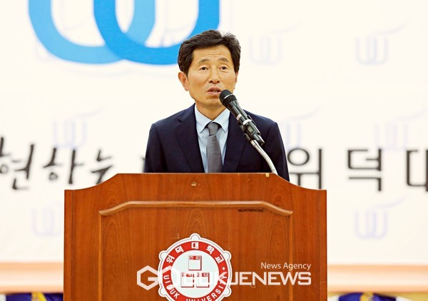 변석화 한국대학축구연맹 회장이 12일 본교 내 갈마간 쉐어스페이스홀에서 열린 축구부 창단식에서 환영사를 하고 있다(사진=김병용 기자)