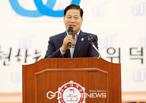 손호영 경북축구협회장이 12일 본교 내 갈마간 쉐어스페이스홀에서 열린 축구부 창단식에서 축사를 하고 있다(사진=김병용 기자)