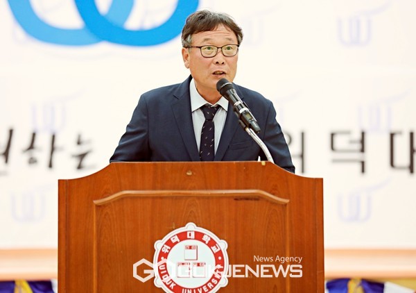 유동관 위덕대 감독이 12일 본교 내 갈마간 쉐어스페이스홀에서 열린 축구부 창단식에서 답사와 선수단 소개를 하고 있다(사진=김병용 기자)