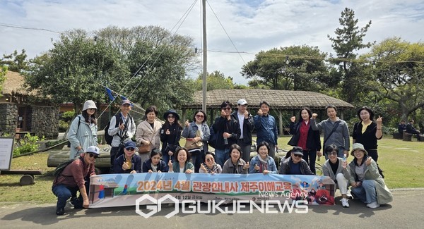 제주도와 제주관광공사는 는 지난 12일과 13일 도내 관광안내사를 대상으로 제주목 관아, 관덕정 등 제주시 원도심 일대에서 현장답사 및 SNS 활용 교육을 진행했다.[사진=제주관광공사]