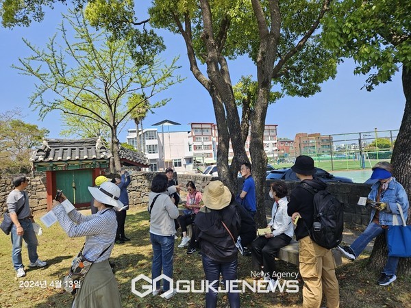 제주도와 제주관광공사는 는 지난 12일과 13일 도내 관광안내사를 대상으로 제주목 관아, 관덕정 등 제주시 원도심 일대에서 현장답사 및 SNS 활용 교육을 진행했다.[사진=제주관광공사]