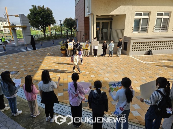 아라초등학교(교장 이창환, 이하 아라초)는 지난 9일부터 12일까지 학생회 주관 등굣길 학교 폭력 예방 캠페인을 실시했다.[사진=제주도교육청]