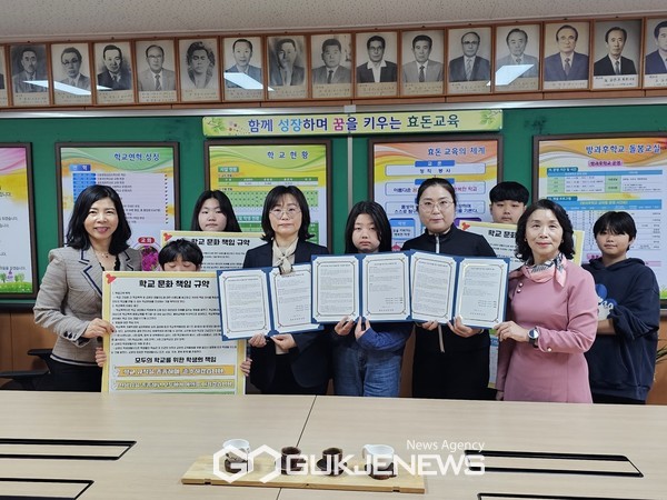 효돈초등학교(교장 오순경)는 지난 12일 학생, 학부모, 교직원 대표가 참여해  모두의 학교를 위한 학교문화 책임규약 서명식을 실시했다.[사진=효돈초등학교]