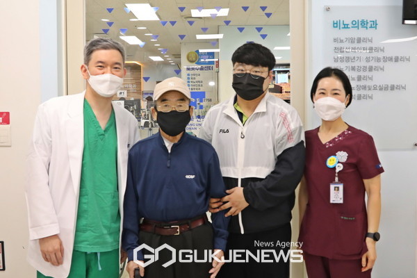 순천향대천안병원 김시현 교수가 최근 로봇수술로 고령 환자의 양측성 신장암을 동시에 수술하는 데 성공했다. 왼쪽부터 김시현 교수, 환자 고 모씨와 가족, 이효진 로봇수술센터 코디네이터. (사진/순천향대천안병원 제공)