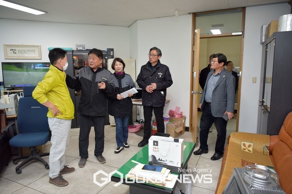 사진=현장의 애로사항을 청취하는 이동호의장,정동수의원,최이순의원,/의회제공