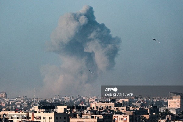 라파에서 촬영한 사진은 3일(현지시간) 가자 지구 남부 칸 유니스에 대한 이스라엘의 폭격 동안 연기가 솟아오르는 모습이 담겨 있다. 사진제공/AFP통신