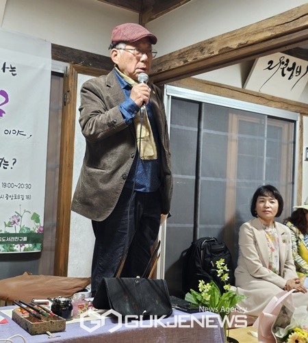 지난 16일 제주 원도심 김영수 도서관에서 열린 6인 6색 콘서트에서 나태주 시인이 시를 낭독하고 있다.[사진=문서현 기자]