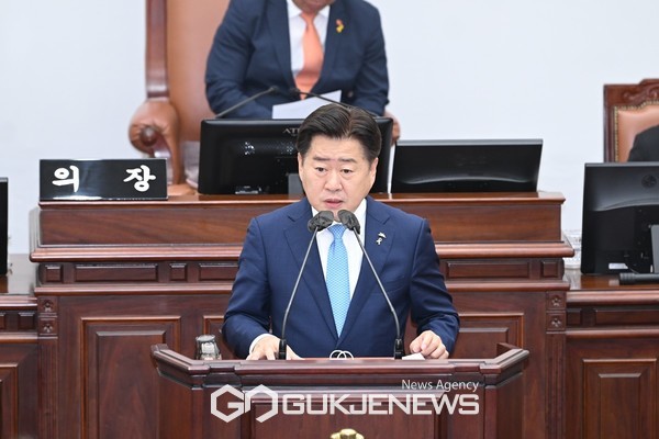 오영훈 제주도지사가 16일 진행된 제주도의회 도정질문에서 '한라산 케이블카 도입'을 주장하는 국민의힘 제주도의원과의 격한 설전을 벌였다.[사진=제주도의회]