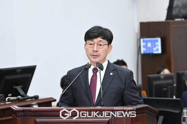 오영훈 제주도지사가 16일 진행된 제주도의회 도정질문에서 '한라산 케이블카 도입'을 주장하는 국민의힘 제주도의원과의 격한 설전을 벌였다.[사진=제주도의회]