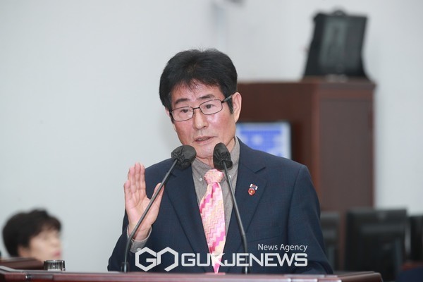 제주도의회 국민의힘 고태민 의원(국민의힘 ·애월읍갑)이 17일 오전 제426회 임시회 3차 본회의 도정질문에서 "오름불놓기를 없애는 것은 콘텐츠를 다 없애겠다는 것"이라며 "그렇다면 (들불축제가 아닌)다른 축제가 될 수 밖에 없다"며 오름 불놓기를 되살려야 한다고 주장했다.[사진=제주도의회]