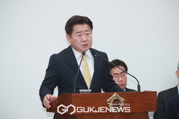 오영훈 제주도지사가 최근 타 시도산 이분도체육 반입 허용과 관련 "제주가 구제역 청정지역으로 지정이 되면 전면 반입금지가 가능하다"며 "앞으로 청정지역 지정을 추진하겠다"고 밝혔다.[사진=제주도의회]