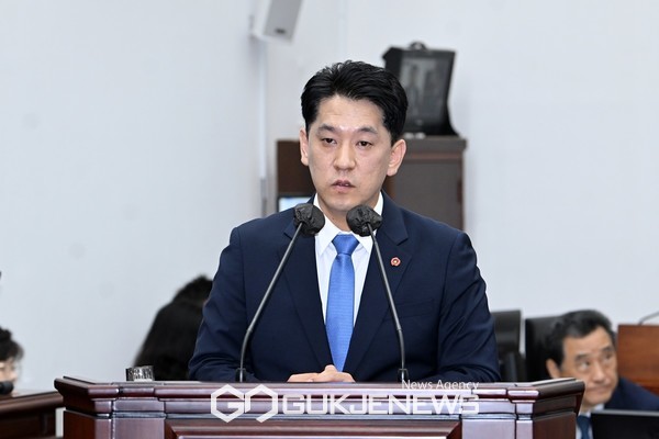 18일 오전 제주도의회 제426회 4차 도정질문에서 한권 의원이 제주도가 운영하고 있느 원탁회의나 청년주권회의 운영이 행정 위주로 운영되는 등 청년들이 제안한 정책들이 반영되는 정도가 매우 낮다고 지적했다.