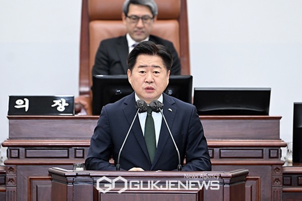 한권 의원이 제주도가 운영하고 있는 원탁회의나 청년주권회의 운영이 행정 위주로 운영되는 등 청년들이 제안한 정책들이 반영되는 정도가 매우 낮다고 지적에 오영훈 지사는 한 의원의 주장이 잘못된 내용이고, 평가도 자의적이며, 자료를 왜곡한 것"이라고 반박했다.[사진=제주도의회]