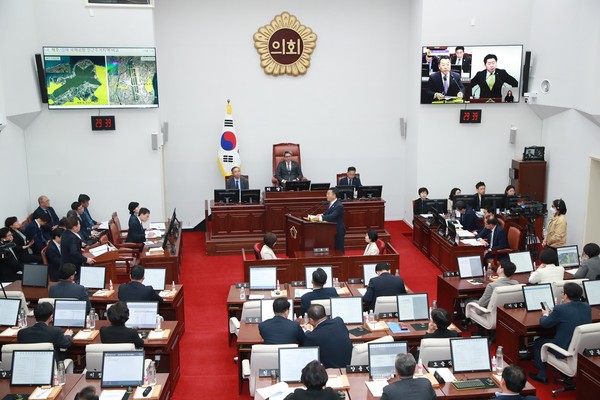 제주도의회는 교육행정 질문 첫날인 19일, 제426회 임시회 제5차 본회의를 열고 정민구 의원, 임정은 의원, 현지홍 의원, 양용만 의원, 양홍식 의원, 강성의 의원, 6명이 순서대로 교육행정 질문을 실시한다.[사진=제주도의회]