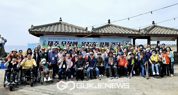 제주도와 제주관광공사는  전국 최초로 진행되는 ‘제주 무장애 여행주간(4월 18일~28일)’을 맞아 19일 올레길 10코스(화순-모슬포 올레) 휠체어 구간에서 ‘제주 무장애 올레길 걷기’ 행사를 개최했다[사진=제주관광공사]
