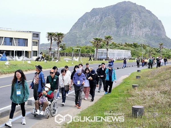 제주도와 제주관광공사는  전국 최초로 진행되는 ‘제주 무장애 여행주간(4월 18일~28일)’을 맞아 19일 올레길 10코스(화순-모슬포 올레) 휠체어 구간에서 ‘제주 무장애 올레길 걷기’ 행사를 개최했다[사진=제주관광공사]