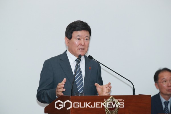 제주도의회 정민구 의원(더불어민주당·삼도1.2동)은 19일 열린  제426회 임시회 5차 본회의 교육행정질문에서 "교육청 내부에서도 NLCS Jeju 국제학교 매각과 관련 관심을 가져야 한다"는 당부에 김광수 교육감은 "지도감독 권한이 있는데는 동의하지만, 매각까지 관여하고 싶지는 않다"며  "이후 재단이 바뀌고 회사가 바뀌어서 다시 교육청에 승인을 신청하면 정말 공정하게 원칙에 의해서 심사해서 결과대로 하겠다"고 말했다.[사진=제주도의회]