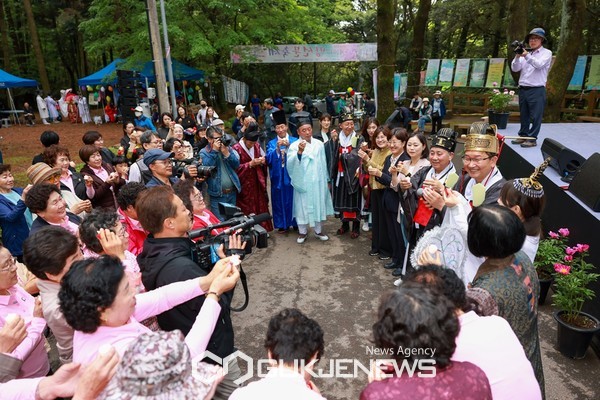 제주시 오라동자연문화유산보전회(회장 양국남)가 주최하고, 오라동방선문축제위원회(위원장 문명숙)가 주관하는 '제21회 방선문 축제'가 27일부터 이틀간 방선문 일대에서 개최된다.[사진=제주시청]