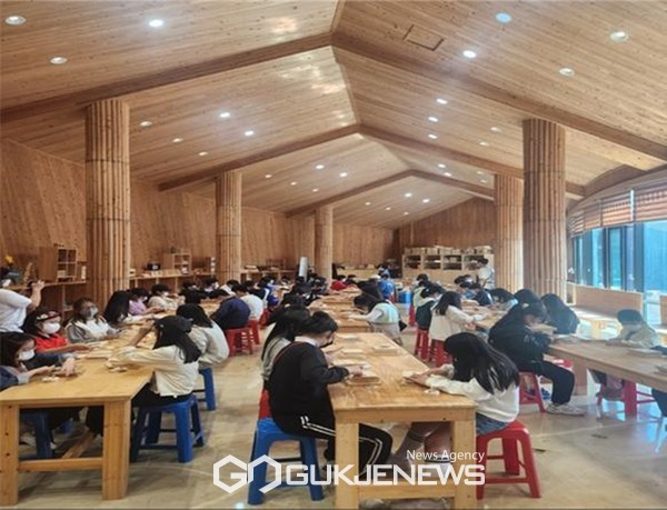 서귀포시 산림휴양관리소는 오는 5월 5일 어린이날을 맞아 붉은오름 자연휴양림 목재문화체험장에서 특별한 행사를 개최한다.[사진=서귀포시청]