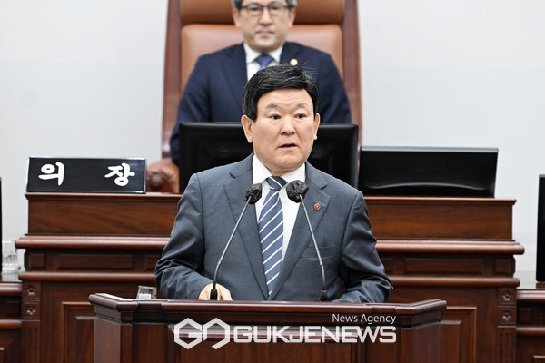 제주도의회에서 IB(국제 바칼로레아) 교육 관련 고등학교 학급 단위를 넘어 보다 확대해 도입할 필요가 있다는 주장에 대해 김광수 교육감은 확대하는 방안은 좀더 신중해야한다는 입장을 내비쳤다.[사진=제주도의회]