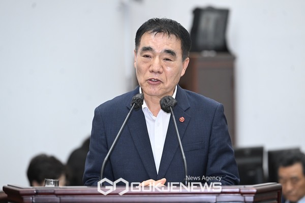 22일 열린 제주도의회 제426회 임시회 교육행정질문에서 양영식 의원(더불어민주당·연동갑)은  IB(국제 바칼로레아) 교육 관련 고등학교 학급 단위를 넘어 보다 확대해 도입할 필요가 있다"고 주장했다.[사진=제주도의회]