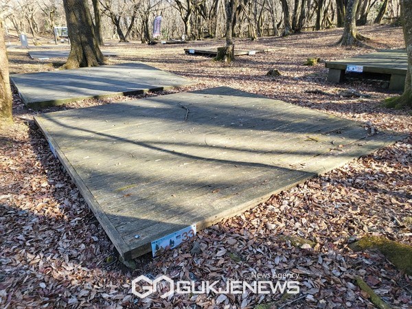 제주도 세계유산본부는 한라산국립공원 관음사 야영장의 노후화된 시설을 개선하기 위해 25일부터 10월 31일까지 관음사 야영장 운영을 일시 중지한다.[사진=제주도·기존 설치된 나무테크]