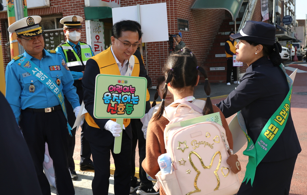 (대전=국제뉴스) 이규성 기자 = 박희조 대전 동구청장이 23일 용전초등학교 앞에서 아이들의 안전한 등교를 위해 교통안전 캠페인을 펼쳤다. / 동구 제공