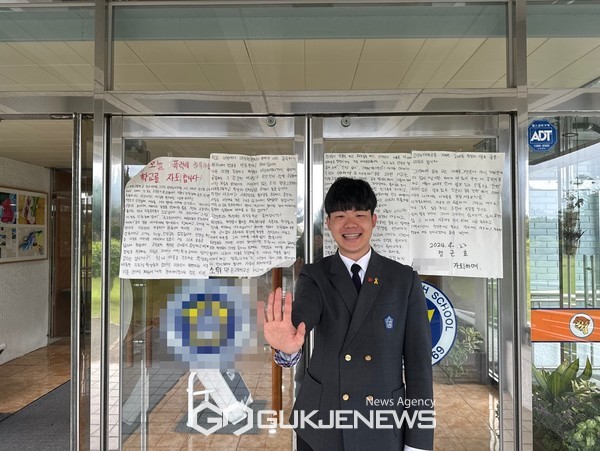 정근효 학생은 백호기 인권침해 관련 공론화를 한 후 이어지는 2차 피해로 자퇴를 결정하고, 교사들을 향한 메세지가 담딘 대자보를 부착했다.[사진=정근효 학생]