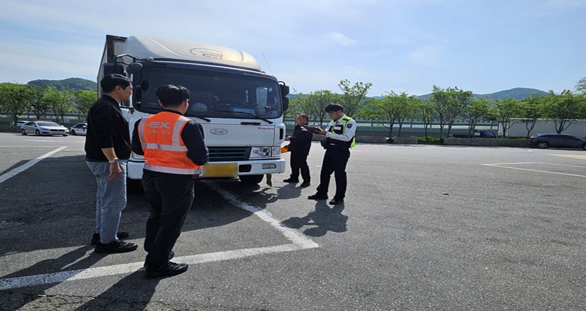  한국도로공사 대전충남본부와 충청남도경찰청 고속도로순찰대는 23일 봄철 고속도로 교통사고 예방을 위해 교통법규위반 차량을 집중 단속했다고 밝혔다. / 한국도로공사 제공