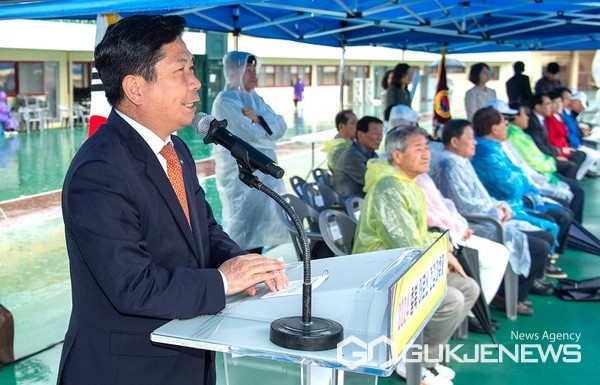 충북어르신건강대축제장에서 인사말을 하고 있는 김창규 시장(사진=제천시)