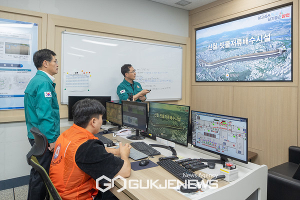 29일 오전 신월빗물저류배수시설 현장점검 중 중앙제어실 가동현황을 보고 받는 이기재 양천구청장 [사진제공=양천구청]